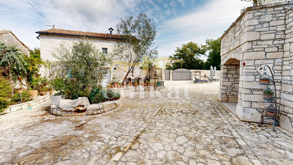 Splendida tenuta con due case in pietra e piscina